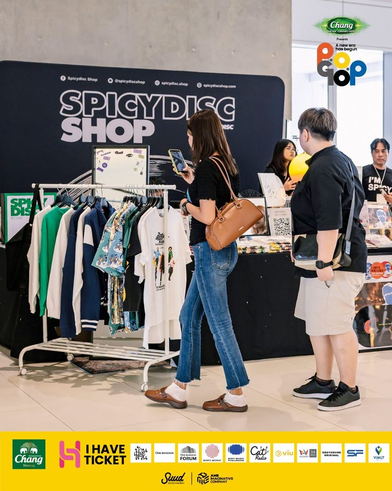 บูธ Merchandise จาก P.O.P และ Spicy Disc