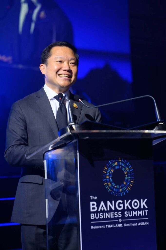 นายฐาปน สิริวัฒนภักดี ประธานเจ้าหน้าที่บริหาร บริษัท ไทยเบฟเวอเรจ จำกัด (มหาชน)